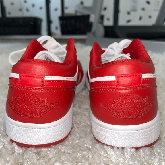 SIZE 8.5 MENS AIR JORDANS RETRO 1 LOW RED AND WHITE - Picture 5 of 8